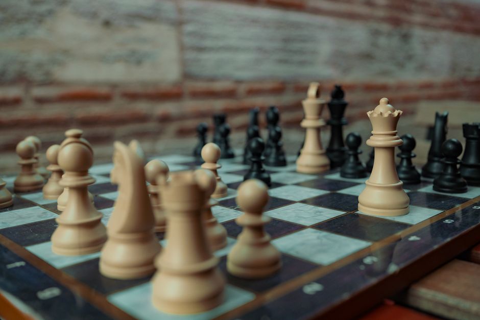 Aplicación de ajedrez clásico: jugar y mejorar estrategias