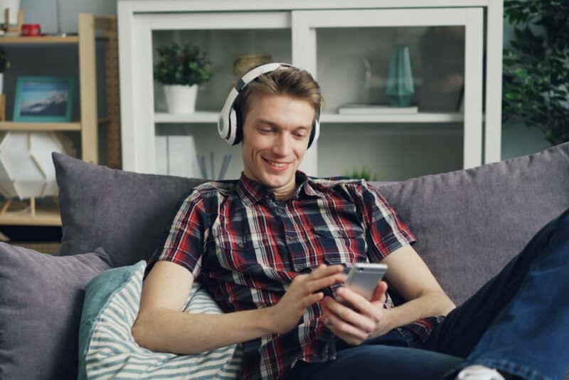 Escuchar radio en el móvil: mejores apps y consejos prácticos